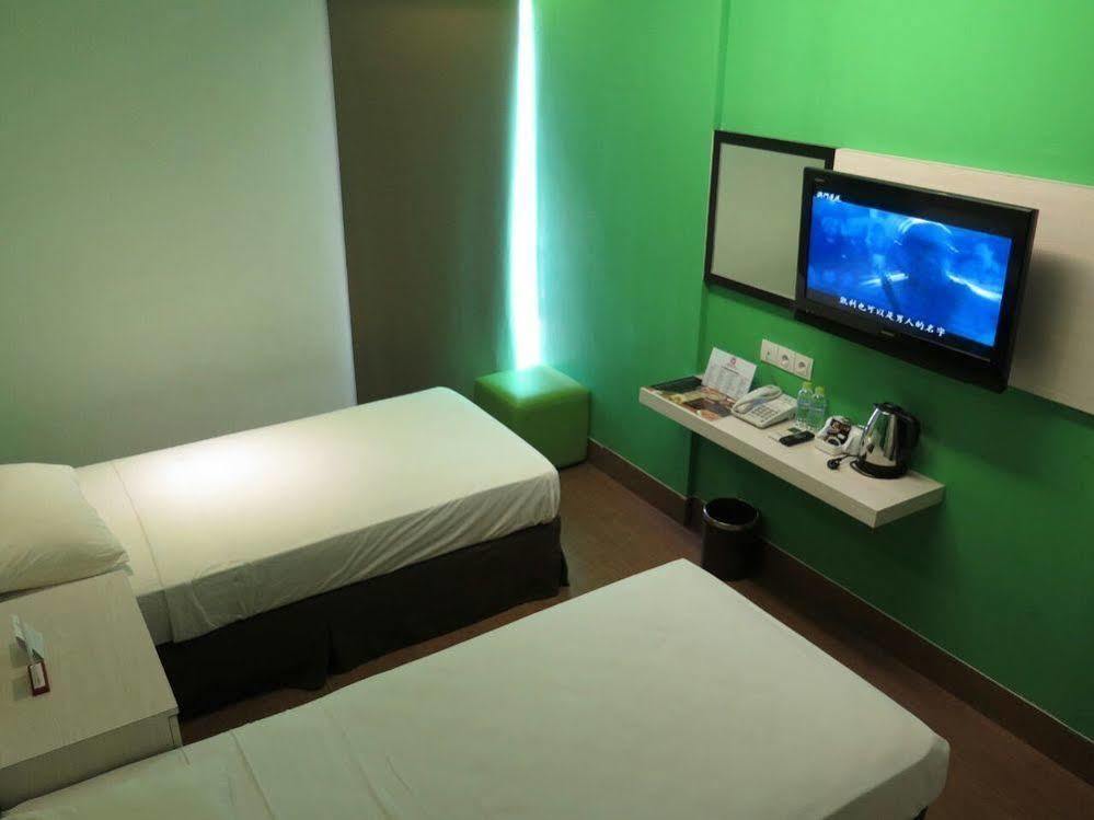 Dragon Inn Kendari Ngoại thất bức ảnh